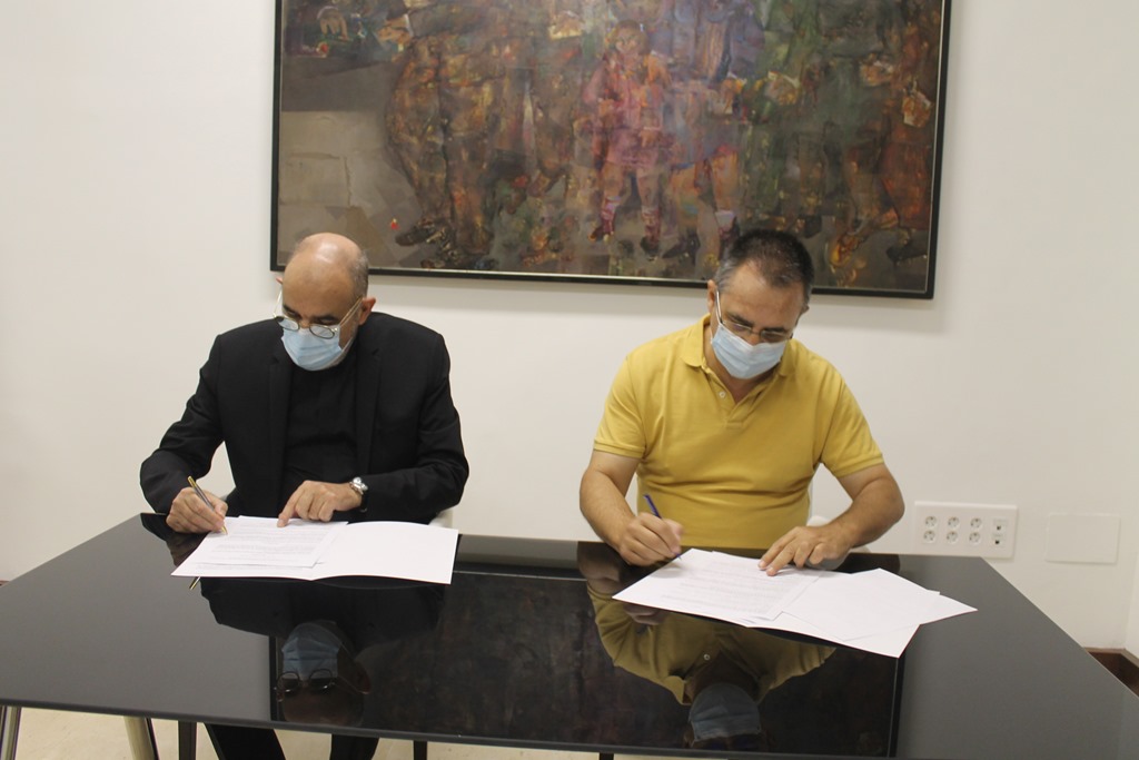 Firmado un convenio para la conservación de los fondos musicales de la catedral de Plasencia

catedralesdeplasencia.org/2020/06/26/fir…

#catedralesdeplasencia #plasencia