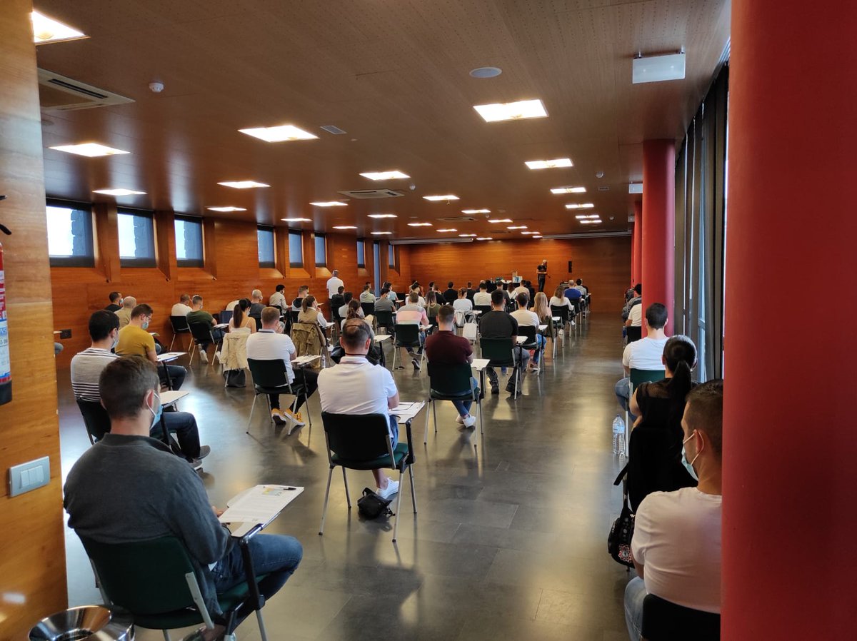 PoliciaLocalSC's tweet photo. Hoy 92 aspirantes realizan la prueba tipo test incluida en el proceso para acceder a una de las 38 plazas ofertadas como agente de @PoliciaLocalSC Mucha suerte para todos. #OposicionesPLSC https://t.co/GHsyIcFNqT