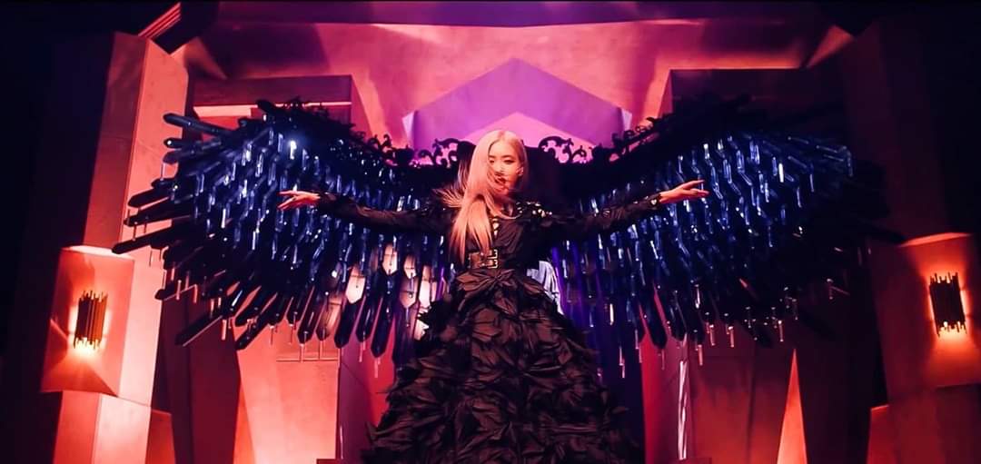 WwaJ97's tweet photo. LOOK AT THE POWER THEY HOLDS. @ygofficialblink @BLACKPINK 

#HowYouLikeThat https://t.co/aArmlvFIw0 https://t.co/ZMWKGK2h6N
