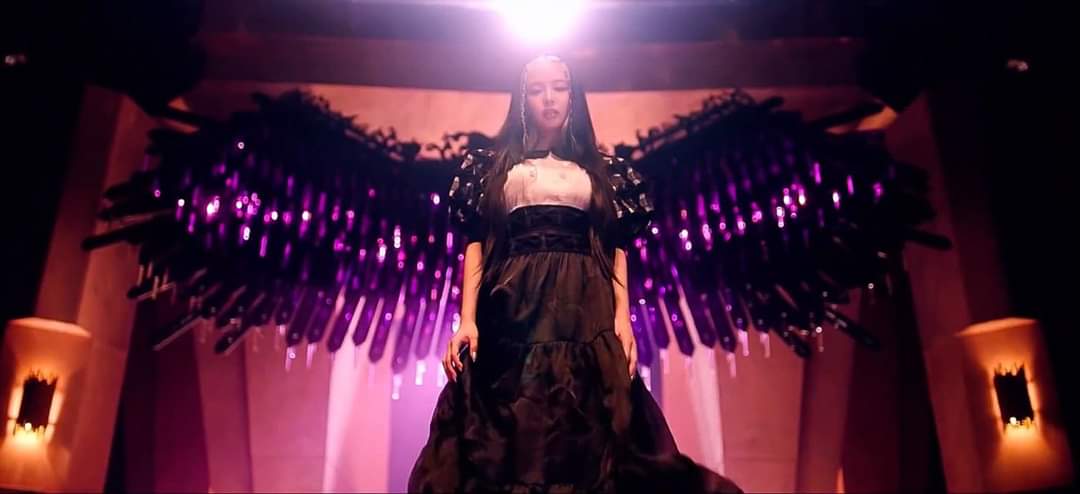 WwaJ97's tweet photo. LOOK AT THE POWER THEY HOLDS. @ygofficialblink @BLACKPINK 

#HowYouLikeThat https://t.co/aArmlvFIw0 https://t.co/ZMWKGK2h6N