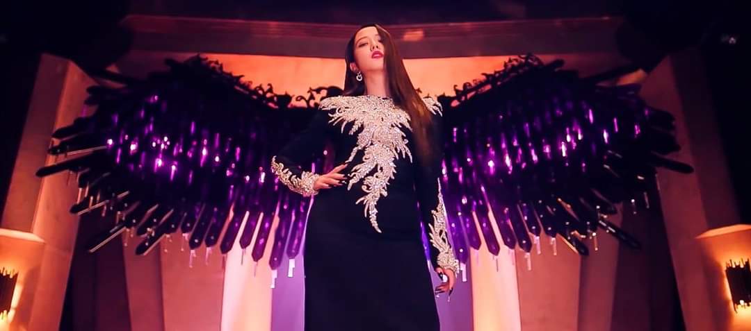 WwaJ97's tweet photo. LOOK AT THE POWER THEY HOLDS. @ygofficialblink @BLACKPINK 

#HowYouLikeThat https://t.co/aArmlvFIw0 https://t.co/ZMWKGK2h6N