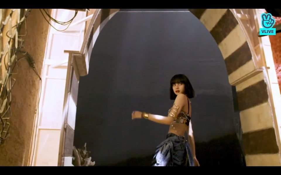 TrangLili1's tweet photo. #LISA what makes you so beautiful https://t.co/N5U7D508GL