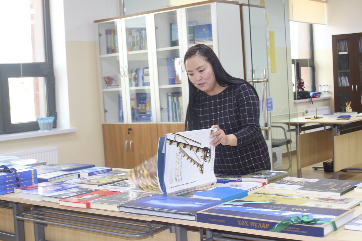 🇲🇳Батлан хамгаалахын сайд Н.Энхболд өнөөдөр Зэвсэгт хүчний Хуурай замын цэргийн командлалд ажиллажээ.Энэ үеэр тус командлалын номын санд  дэлхийн түүх,Монголын түүх, цэргийн түүх, уран зохиол, хуулиудын эмхэтгэл,танин мэдэхүйн төрлийн  100 гаруй номын хандив өргөсөн байна.(GSMAF)