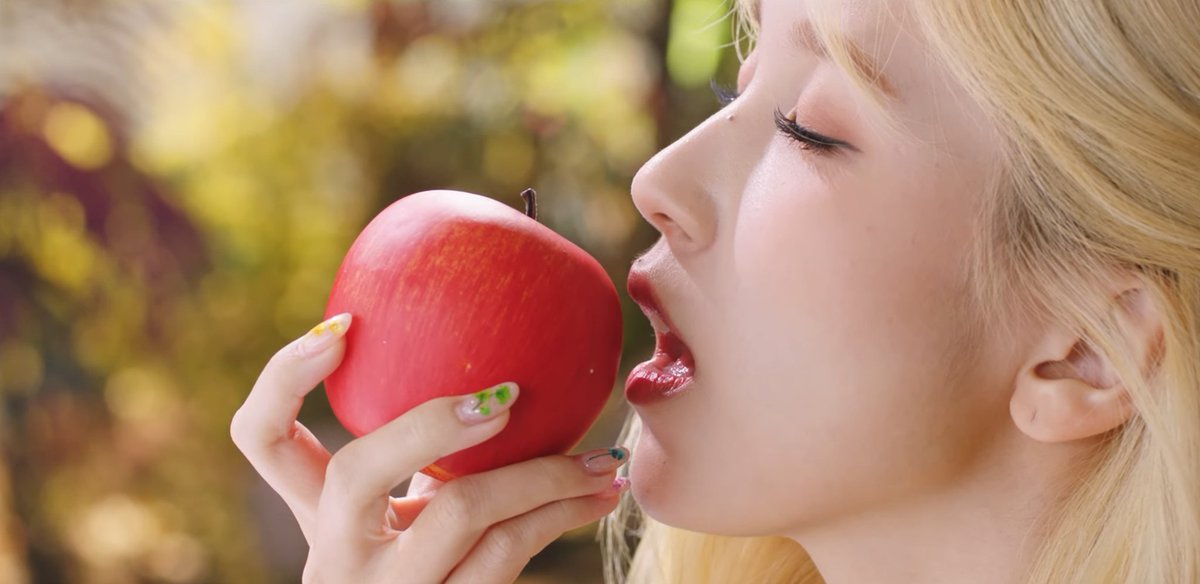 jerry on Twitter: "Lisa has the apple that Mina bit in More and More MV  🤯🤯🤯🤯🤯 https://t.co/CNDImWLo1K" / Twitter