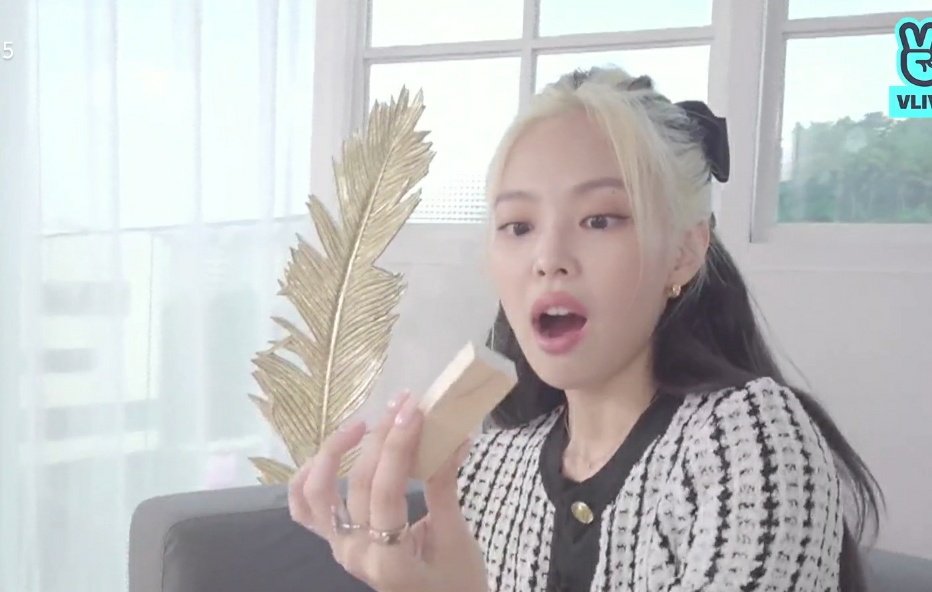 Tangaru When someone tells u the whole drama and now u get it #BLACKPINK #JENNIE
