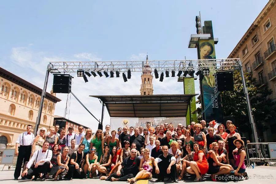 salsaragonOrg's tweet photo. Hoy hace 6 años de esta foto. Que calor pasamos, que bien lo pasamos... vestuario improvisado en el hall del Ayuntamiento incluido. Nos acordamos de vosotros y os echamos de menos, tanto, como la adrenalina que nos mueve en el escenario. 
Feliz viernes!
#salsaragoncontigo https://t.co/ALpSxuJ3Mt