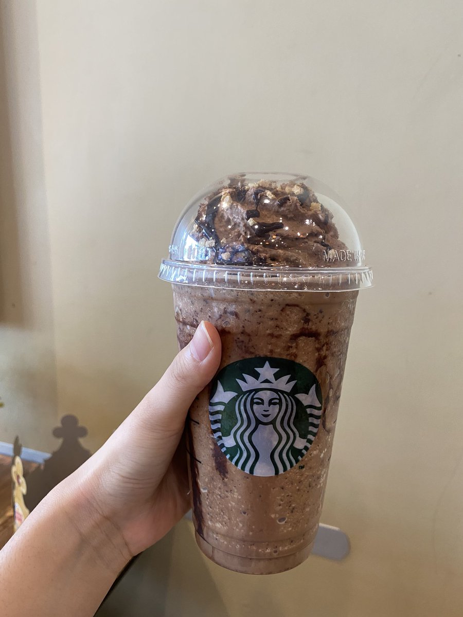 bellabelle_w's tweet photo. 📍Starbuck เมนูใหม่ ~ Choco Choc Nutty Frappucino 💗
อร่อยจริงไม่จกตา! รสชาติเหมือนกินเฟอร์เรโร่ในรูปแบบน้ำปั่น กลิ่นหอมมาก วิปครีมคือดีย์มากราดไซรัปช็อกโกแลตโรยด้วยalmond แนะนำให้สั่งหวานน้อยนะค้า เต็มสิบไม่หักเมนูนี้!!
@aroii #อร่อยไปแดก #อร่อยบอกต่อ #ไว้รีวิวห้ามขายของโว้ยย https://t.co/29P88gt6kr