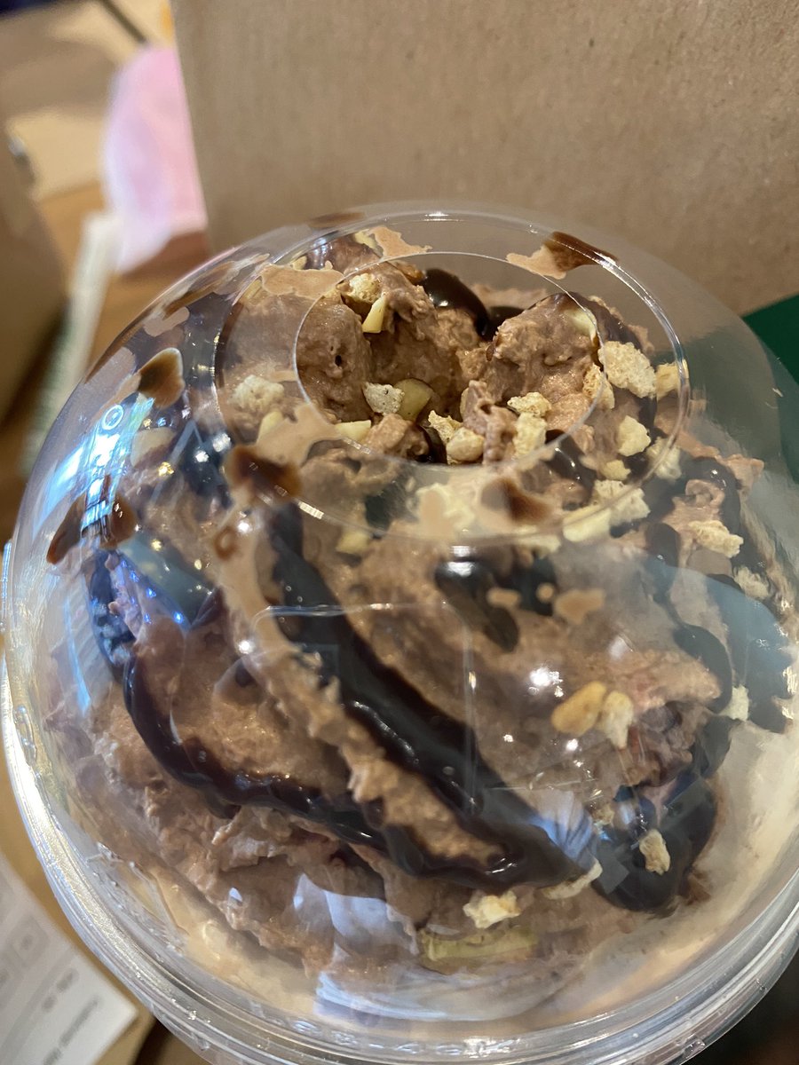 bellabelle_w's tweet photo. 📍Starbuck เมนูใหม่ ~ Choco Choc Nutty Frappucino 💗
อร่อยจริงไม่จกตา! รสชาติเหมือนกินเฟอร์เรโร่ในรูปแบบน้ำปั่น กลิ่นหอมมาก วิปครีมคือดีย์มากราดไซรัปช็อกโกแลตโรยด้วยalmond แนะนำให้สั่งหวานน้อยนะค้า เต็มสิบไม่หักเมนูนี้!!
@aroii #อร่อยไปแดก #อร่อยบอกต่อ #ไว้รีวิวห้ามขายของโว้ยย https://t.co/29P88gt6kr