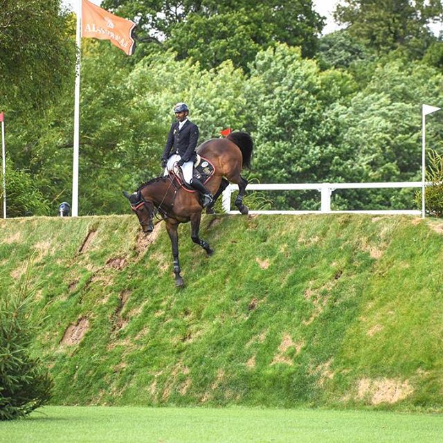 weareTeamUAE's tweet photo. We can't be at 2020 ๐ฌ๐ง @HicksteadEvents but we can re-live the @alshiraaa Hickstead Derby bank descent by Hamad Al Kirbi and Calvaro's Star โคต
#AlShiraaa #Hickstead https://t.co/frzeHjdy1N