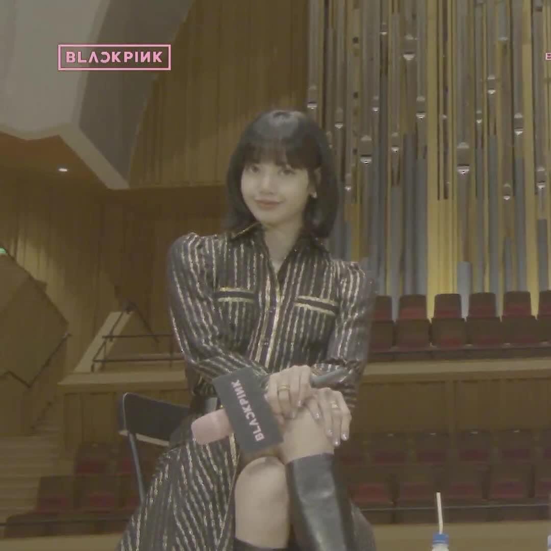 DngHng49174114's tweet photo. Xin chào La tổng #HowYouLikeThat #LISA https://t.co/UQFoPTxjgH