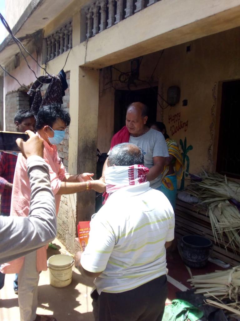 LalitenduBJP's tweet photo. Jan Sampark Abhiyaan in Behera Sahi &amp; Bhoi Sahi in Kusupur village of Bentapur Panchayat of Brahmagiri Block. 

People give a big thumps up to #OneYearOfModi2 . 

#ModiHaiTohMumkinHai #ModiSarkar2 #Puri #Odisha https://t.co/Z2ZYjNEeFv
