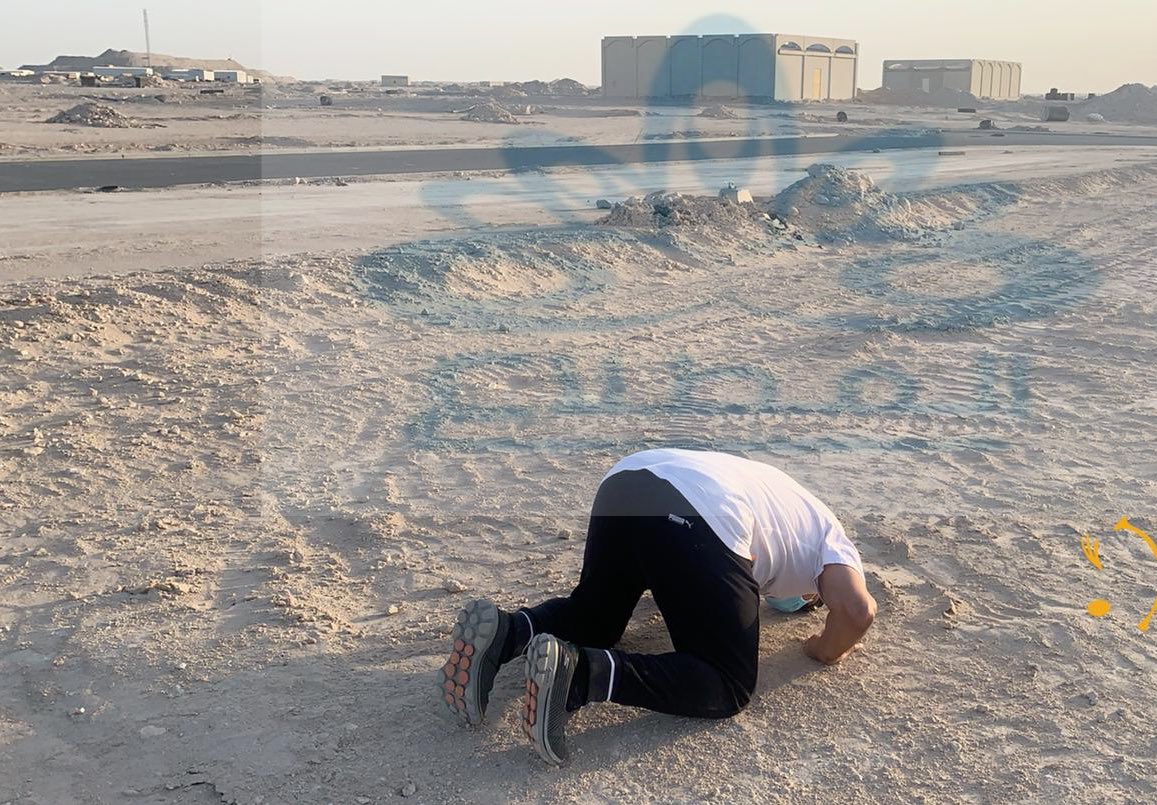 ( بعد أنتظار دام 20 عام )
أحد المواطنين مساء أمس يعثر علي أرضه في المطلاع ضاحية N11 
ويسجد لله سبحانه