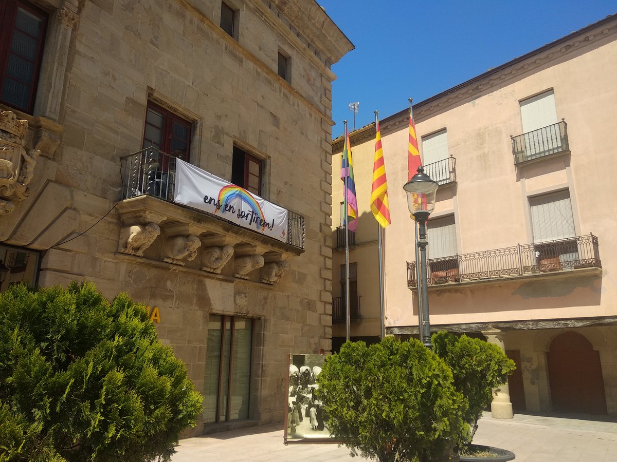 paeriacervera's tweet photo. ℹ️ Declaració institucional de la Paeria de #Cervera #28J
👉 Defensem els drets del col·lectiu LGTBI, especialment al món rural, i assumim com a pròpies les reivindicacions del Consell Nacional LGTBI.
👉 Hem penjat la bandera multicolor en una asta, al costat de les oficials 🏳️‍🌈 https://t.co/QcluqWmTzh