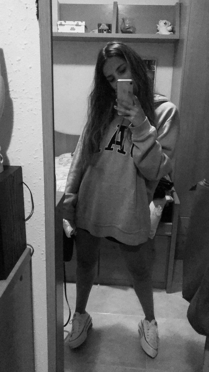 annd_05's tweet photo. Amor infinito a las sudaderas largas https://t.co/YWH88Thptx