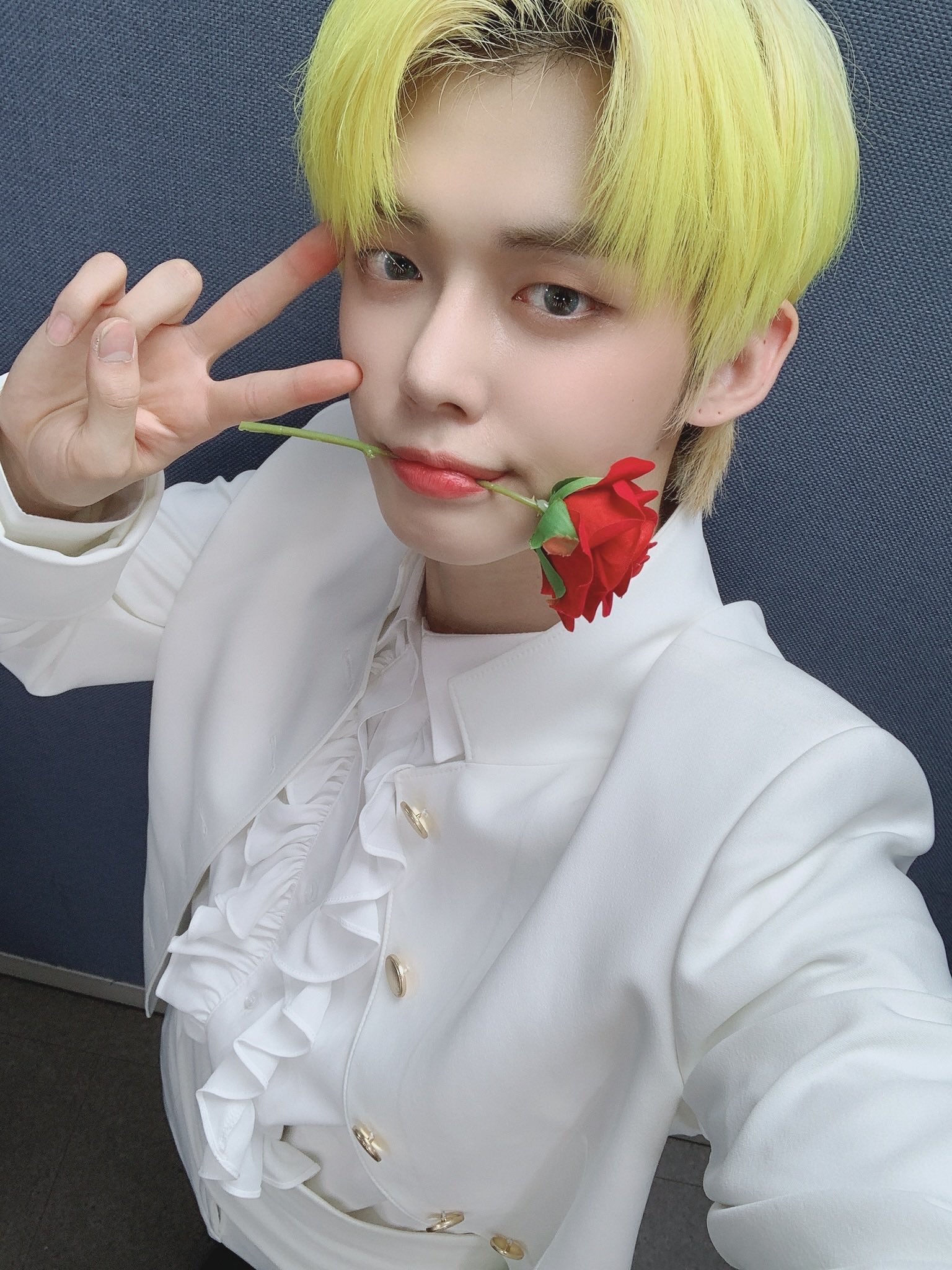 あ り Su Twitter 金髪に真っ白のこの衣装にバラてもうそれはディズニーやん 王子やん 童話の王子様やん は T Co Aprlk26os2 Twitter