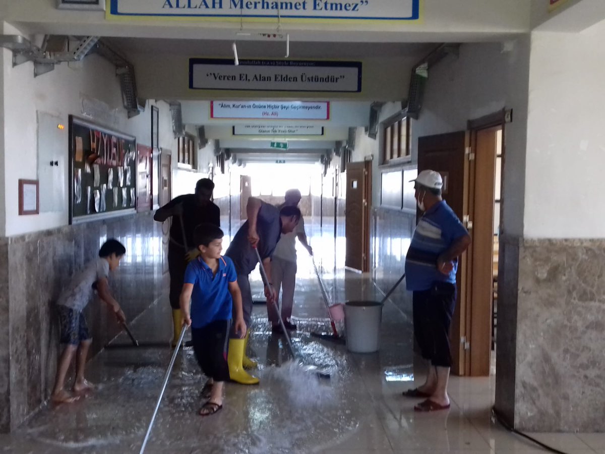 YKS 2020 Sınavı öncesi 26 salon dahil tüm okul binası deterjanlı su ile yıkandı. Pandemi sürecine uygun bir şekilde temizlikler itina ile yapıldı. <a href="/meb_dinogretimi/">MEB Din Öğretimi Genel Müdürlüğü</a> @ismailyapicier <a href="/ahmetkilic6347/">Ahmet KILIÇ</a> <a href="/yilmaznazif/">Nazif Yılmaz</a> <a href="/Nazmi38226223/">Nazmi AKŞAHİN</a> @UrfaMem <a href="/HaliliyeMem/">Haliliye İlçe Milli Eğitim Müdürlüğü</a>