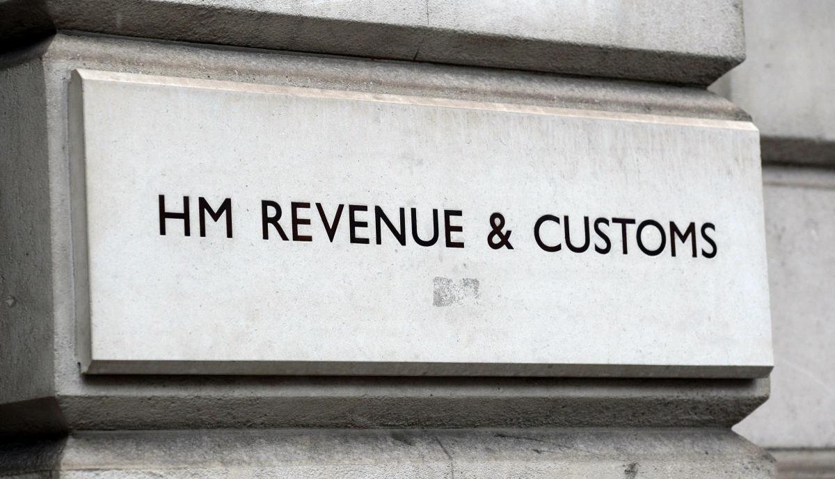 DarrenSladeCopy's tweet photo. "Furlough fraud": Some firms ask their staff to carry on working, others don't even tell employees that they're on the furlough list, it's claimed. Thanks @tomdoherty27 of @hrd_bournemouth for your thoughts on this. Our business lead in @Bournemouthecho 

https://t.co/E0Ws3Wcete https://t.co/ALEcEYOHva