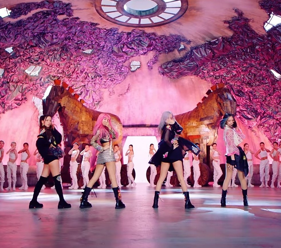 WwaJ97's tweet photo. armyblinks which one of y'all are getting dizzy? i already am ♥️ 

#HowYouLikeThat #StayGoldMV https://t.co/2GG65apv0X