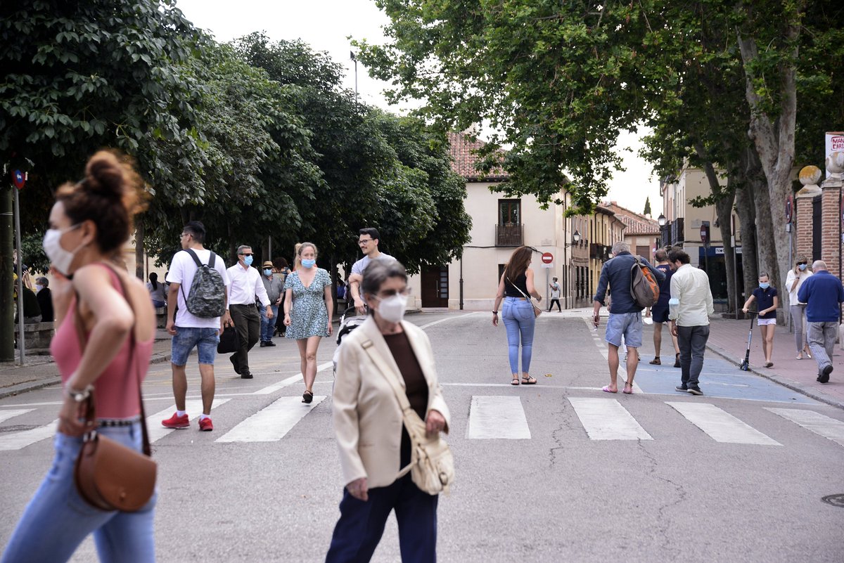 AytoAlcalaH's tweet photo. 🚶‍♀️🚶‍♂️ ¡Seguimos avanzando en la peatonalización del Casco Histórico! 

➡️ Recuerda que la Plaza de los Santos Niños y las calles San Juan, Tercia y Postigo son ya peatonales
⛔️ Recuerda que está prohibido montar en Patinete y Bicicleta en las zonas peatonales

#ReIniciaAlcalá🔁 https://t.co/jIbcWqeryx