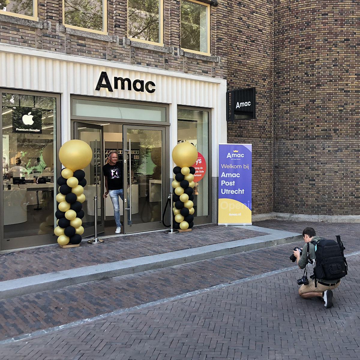 In alle rust en een beetje bedeesd opende Ed Bindels vanochtend de 50e en mooiste #Amac-vestiging, in het oude postkantoor, hartje Utrecht. 

Hij gaf zelf alle lof aan zijn team en medewerkers, maar het is welbeschouwd een kroon op zijn (levens)werk !

duic.nl/algemeen/amac-…