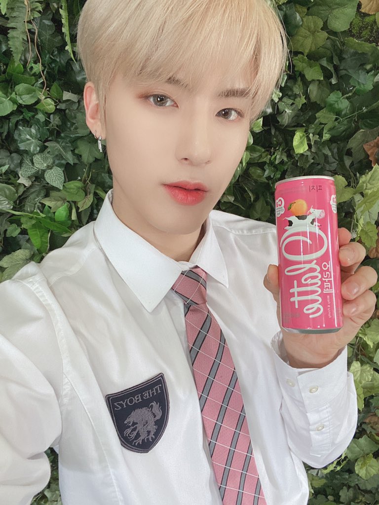 WE_THE_BOYZ's tweet photo. [에릭] 더운 날엔 역시 오라떼 😸 내일 부터 주말 시작이닷-! 💓 https://t.co/RogMqA8icX