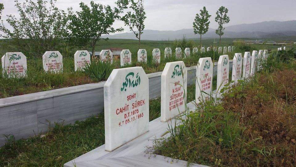 HurGencBitlis's tweet photo. Yolunuz Yolumuz Davaniz Davamızdir.. 
Şehadetlerinin yıldönümünde aziz #ŞehitleriAnıyoruz 

#SusaCamiKatliamı https://t.co/fqrblwZNne