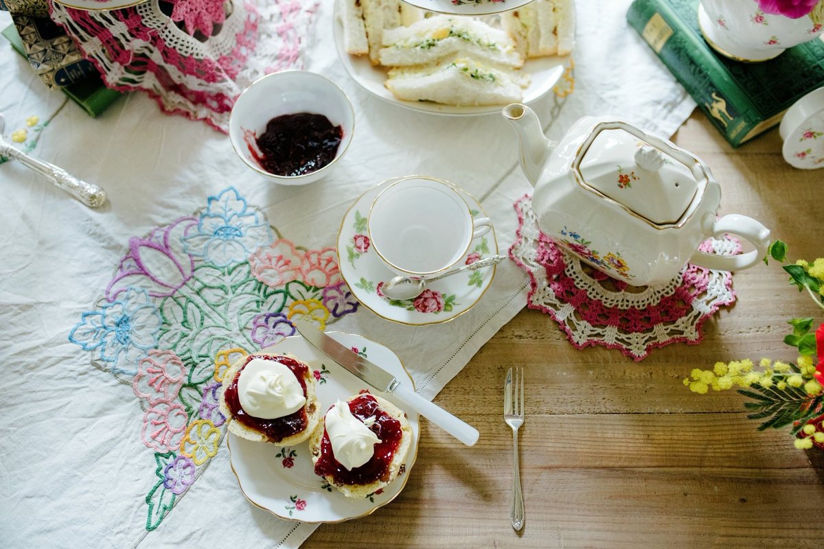 Happy #nationalcreamteaday! Today you have the perfect excuse to scoff scones and drink tea from danity vintage teacups, but will you extend that pinky? You might want you read my latest blog  about cream tea facts and etiquette before you decide. 🤣bettylovesvintage.co.uk/new-blog/natio…