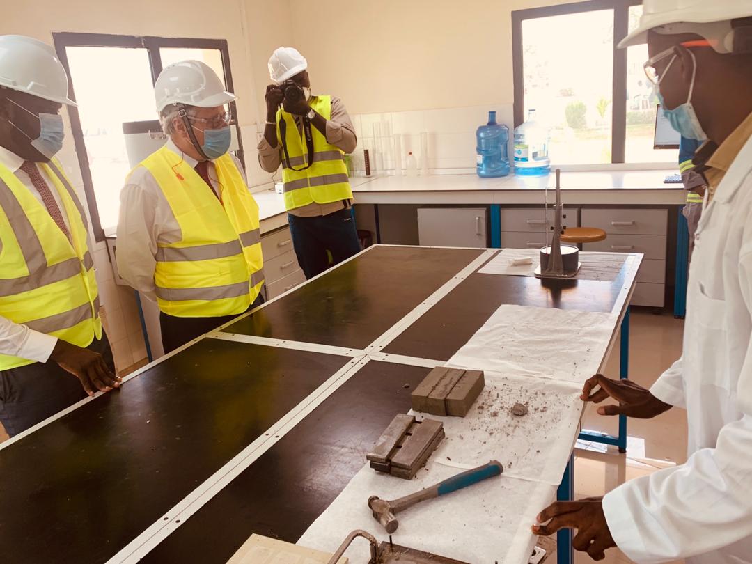 Visite ce matin de l'entreprise <a href="/CimentsCMM/">Ciments et Matériaux du Mali (CMM SA)</a> et de son impressionnant centre de broyage. Filiale du <a href="/GroupeVicat/">Groupe Vicat</a> 🇫🇷, elle crée près de 190 emplois directs et contribue à l'autosuffisance du #Mali en ciment. Beau succès de la coopération économique France-Mali ! 🤝