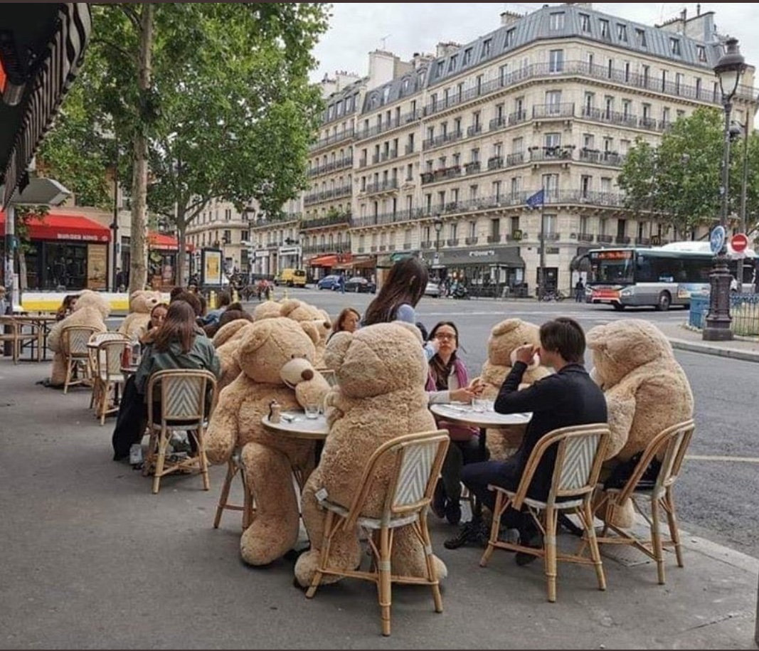 Social distancing in Parijs.