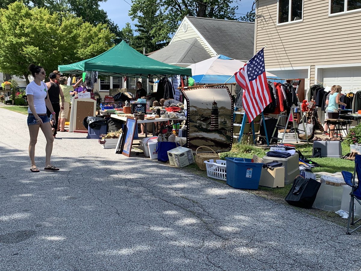 LLNewsome_2's tweet photo. We are here until 2:00 and tomorrow 8-2! 1831 Eln Drive Ashtabula. #lotsofstuff Multi family garage sale! https://t.co/NJrivIZhkL