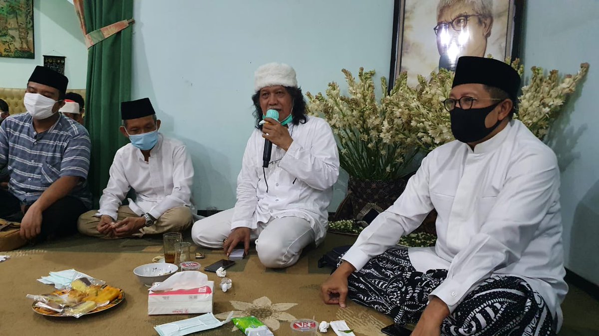 lukmansaifuddin's tweet photo. Malam ini hadiri yasinan, tahlilan, dan doa 7 hari wafat Alm. Syaikh Nur Samad Kamba di kediamannya.

Mendengar testimoni Mbah Nun, Uni Fatin Hamama (istri almarhum), Kang @ofathurahman dan teman2 maiyah @kenduricinta yg mendalam.. https://t.co/yzl4zHnG3H