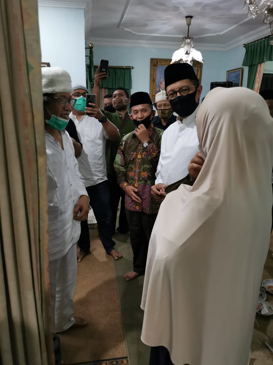 lukmansaifuddin's tweet photo. Malam ini hadiri yasinan, tahlilan, dan doa 7 hari wafat Alm. Syaikh Nur Samad Kamba di kediamannya.

Mendengar testimoni Mbah Nun, Uni Fatin Hamama (istri almarhum), Kang @ofathurahman dan teman2 maiyah @kenduricinta yg mendalam.. https://t.co/yzl4zHnG3H