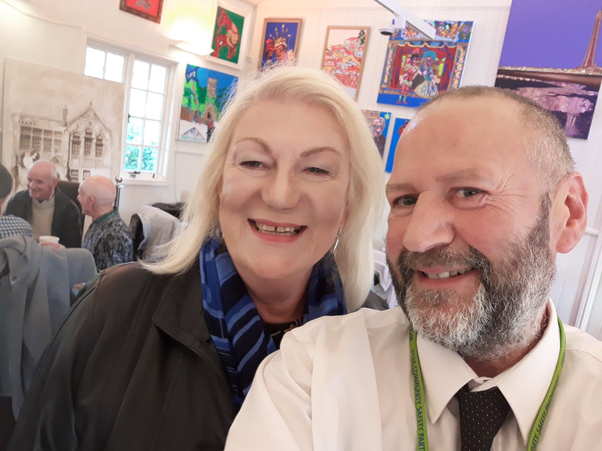 AndrewNoble16's tweet photo. Pic with the #Boss! @CarolynMMercer #NHSVirtualPride #BTHVirtualPride @CliftonHospital @BlackpoolHosp @VirtualNHSPride @LGBTatBTH @LythamLet #LGBT #Friendship group #Outreach tackling isolation it's what we do because people matter #Boom! #Itsoktolove #Inclusion #LoveisLove 🎵🎶 https://t.co/7rpZTiFwXb