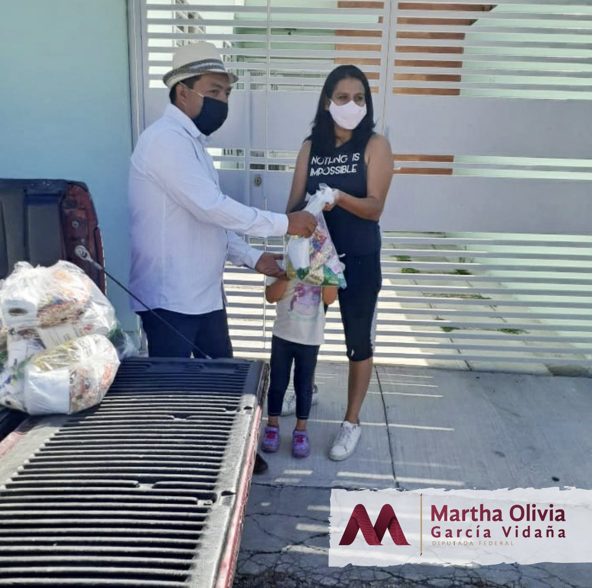 MarthaOliviaMx's tweet photo. Buen fin de semana amigos.🏠✅
A través de nuestra compañera Mague Carrillo  entregamos paquetes alimentarios en la colonias #CuartoCentenario, #DomingoArrieta, #LuzDelCarmen y fraccionamiento #Atenas.

¡Seguiremos apoyando a los nuestros sin distinción! 
#DurangoMereceMás 🇲🇽 https://t.co/BQBcbpN6tT