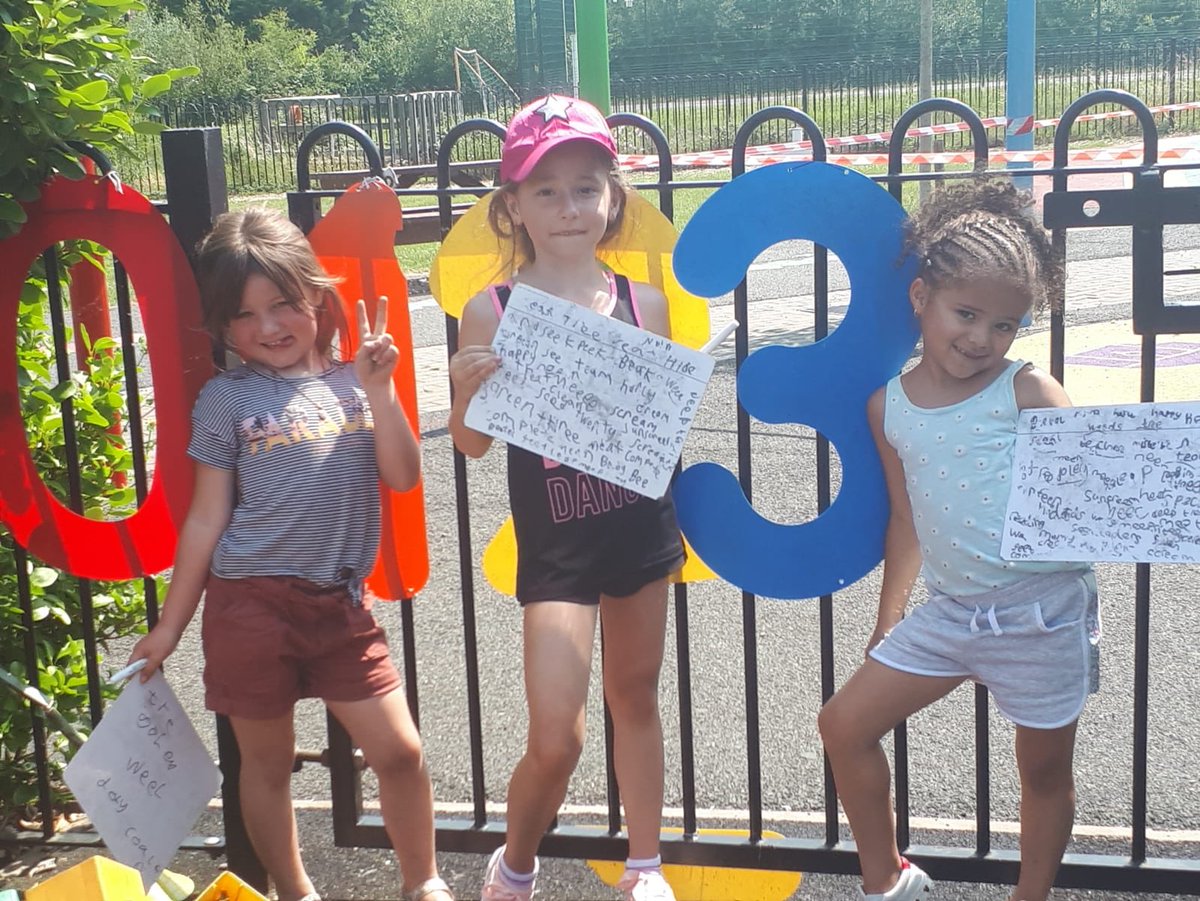 kfoley09's tweet photo. Our bubble did so well in the heat this week. They explored the school grounds, searching for their phonic sounds and discussing alternative spellings for them. They love to strike a pose! Super 🌟@MissMayhewKBA, @MrsUnderwood8, @Ciach3, @MrsONeillKBA https://t.co/OPGhRzL0iu