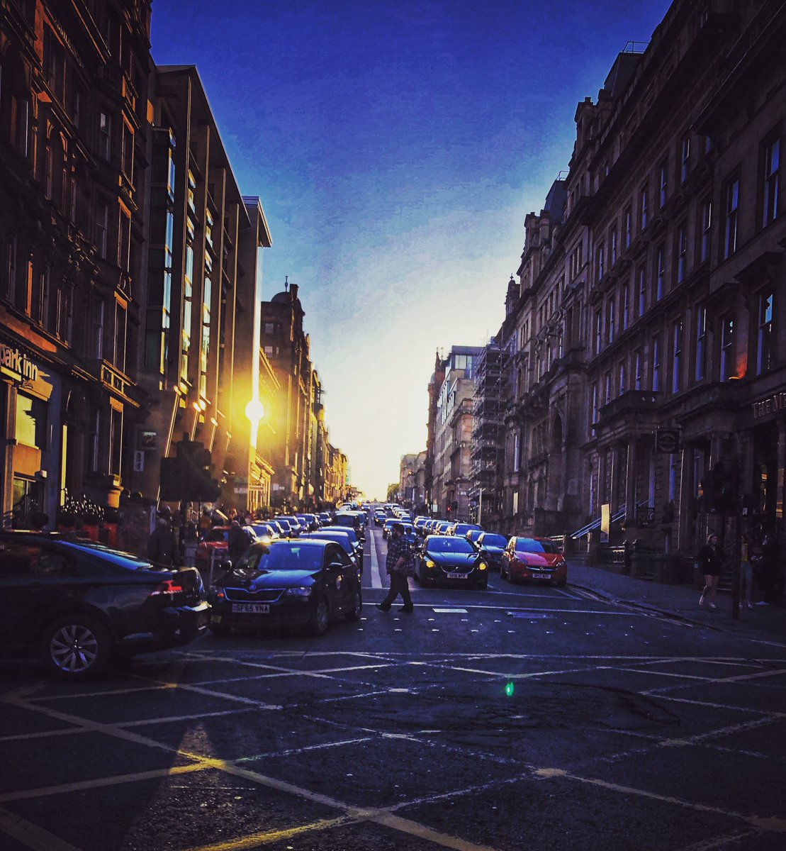 West George Street. Don’t want to see photos of victims on social media #Glasgow #westgeorgestreet #GLASGOWstabbing