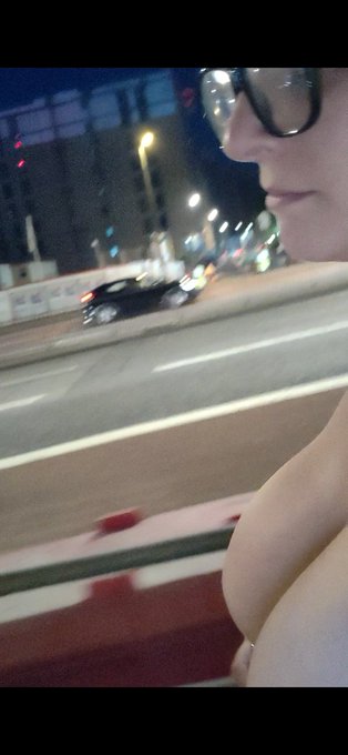 Few screenshots from videos of me walking around on display the other night https://t.co/AsyYxmKL3b