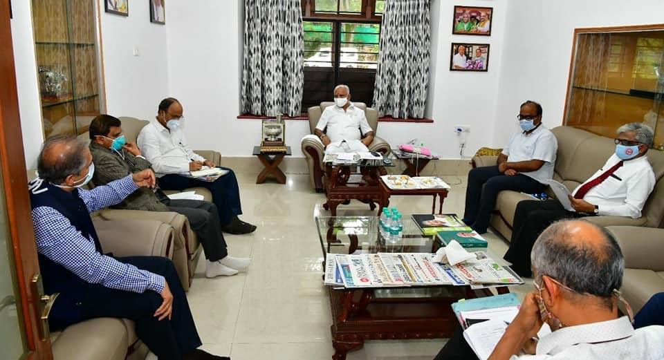 _MAASTHI's tweet photo. Shri B. S. Yediyurappa, honourable chief minister and Government Chief Secretary of Karnataka took the suggestion of Dr M K Sudarshan, Dr Giridhar R Babu and other task force committee members regarding the COVID situation @epigiri @CMofKarnataka @IIPHHyderabad @thePHFI #Covid_19 https://t.co/MSKQM99Nuz