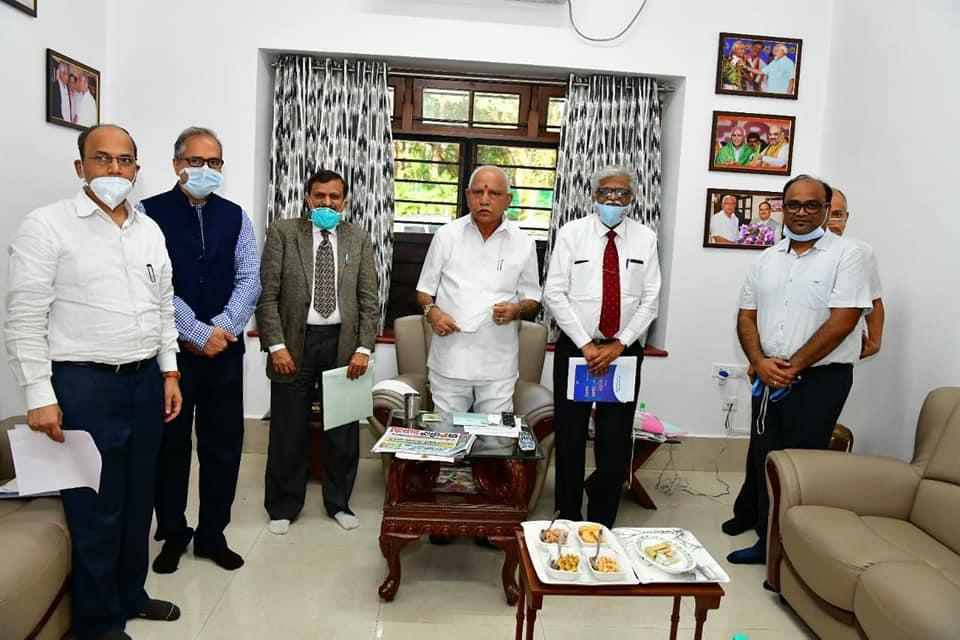 _MAASTHI's tweet photo. Shri B. S. Yediyurappa, honourable chief minister and Government Chief Secretary of Karnataka took the suggestion of Dr M K Sudarshan, Dr Giridhar R Babu and other task force committee members regarding the COVID situation @epigiri @CMofKarnataka @IIPHHyderabad @thePHFI #Covid_19 https://t.co/MSKQM99Nuz