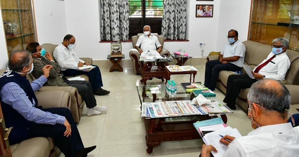 _MAASTHI's tweet photo. Shri B. S. Yediyurappa, honourable chief minister and Government Chief Secretary of Karnataka took the suggestion of Dr M K Sudarshan, Dr Giridhar R Babu and other task force committee members regarding the COVID situation @epigiri @CMofKarnataka @IIPHHyderabad @thePHFI #Covid_19 https://t.co/MSKQM99Nuz