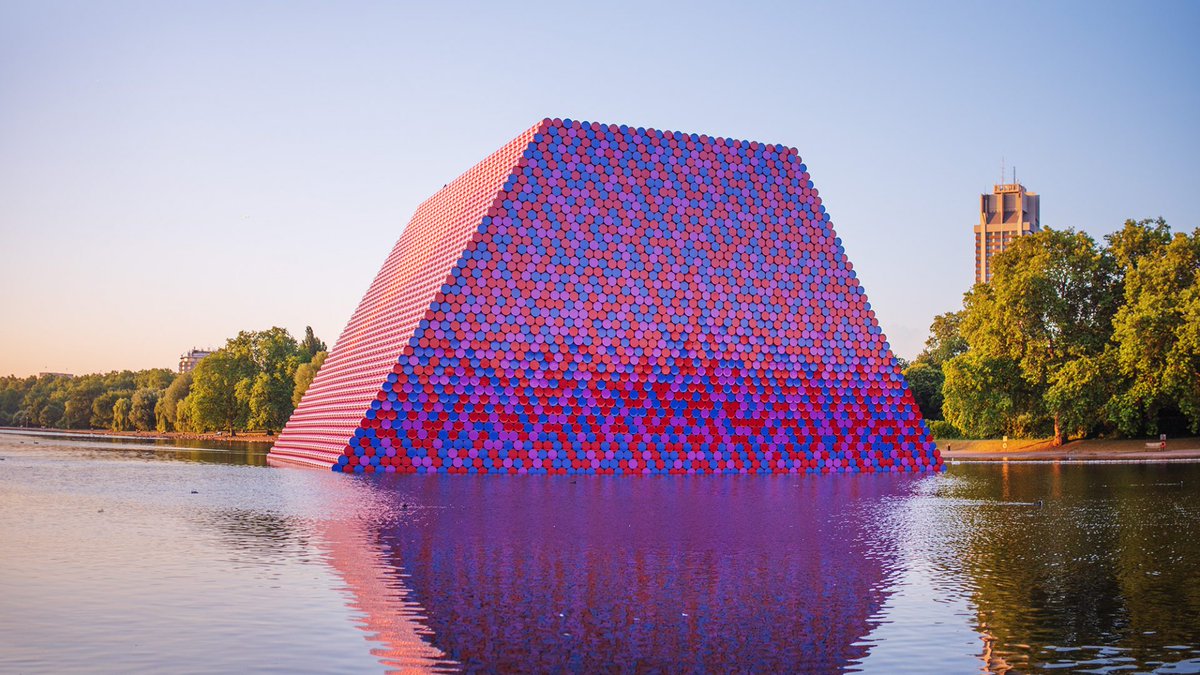 “The mastaba is an extraordinary form… It’s a movement, a burst of strength.” Christo and Jeanne-Claude’s sculpture ‘The London Mastaba’ was made of 7,506 colourful stacked barrels.
Explore 50 years of @serpentineUK’s artists, projects and exhibitions: https://t.co/zBJc6ldRZI https://t.co/zKSrP7j2WW