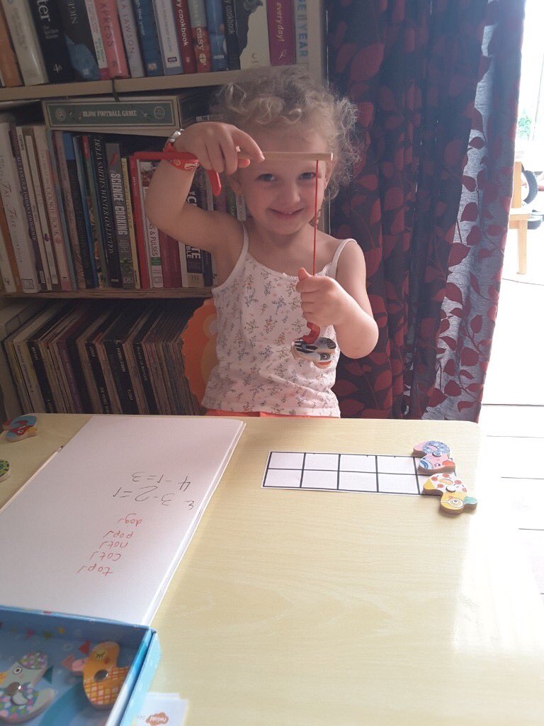 Robins_HMCS's tweet image. When I see our nursery children using a tens frame to support their mathematical learning I always want to burst with pride. Well done little Wren ❤️❤️❤️ #MathsEveryoneCanAtHome #EYFS