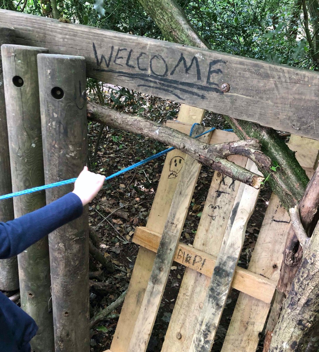 WoodlandAdvClub's tweet photo. Year 6 den includes working drawbridge! https://t.co/290BAQji1W