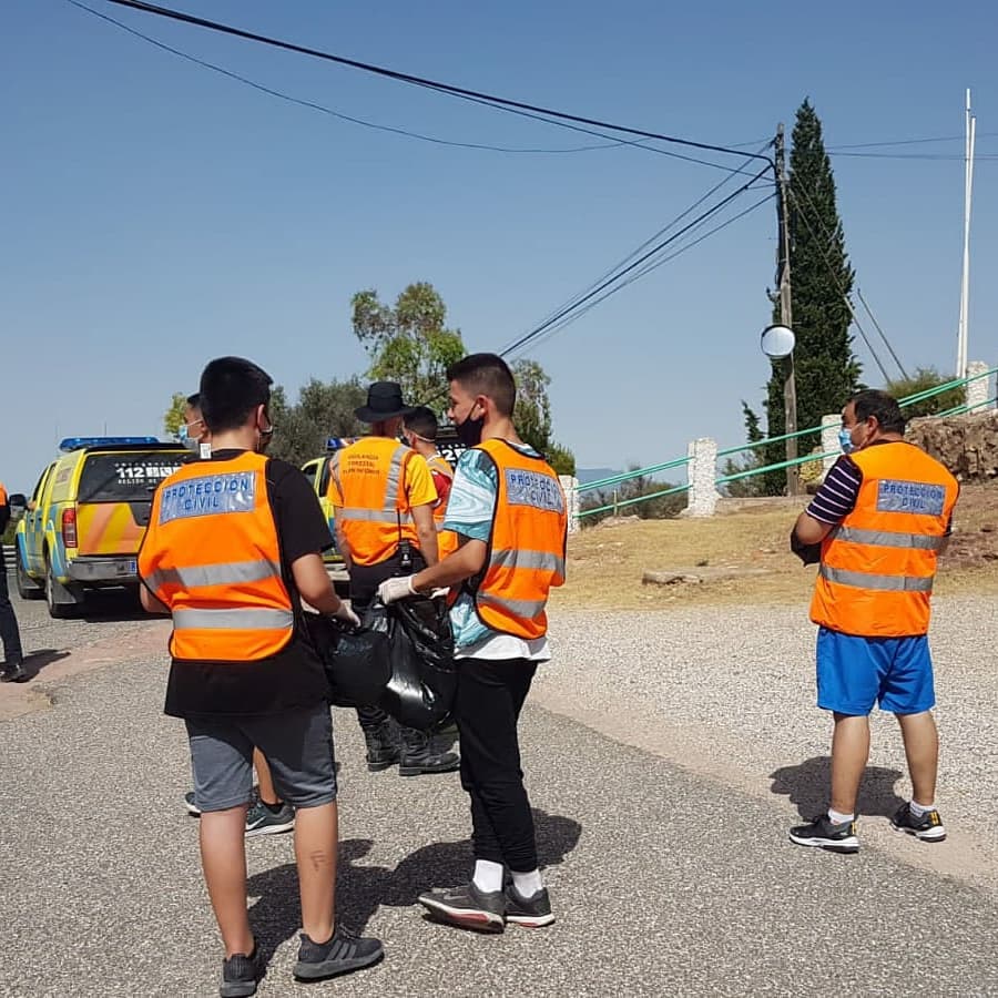 PCALEDO112's tweet photo. 🔸El jueves día 25 de junio,@PCivil_Totana junto con @PCALEDO112 colaboran en la limpieza de cunetas,recogida de botellas de cristal y residuos♻️ que había a lo largo de la carretera MU-502 que transcurre desde la Santa hasta Aledo y evitar🔥
@112rmurcia
@aytoaledo 
@AyuntTOTANA https://t.co/VDO6NGvYzM