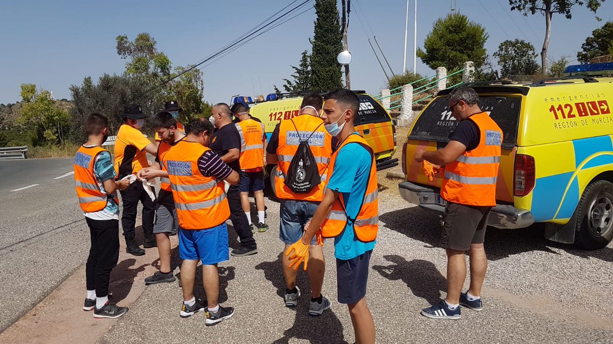 PCALEDO112's tweet photo. 🔸El jueves día 25 de junio,@PCivil_Totana junto con @PCALEDO112 colaboran en la limpieza de cunetas,recogida de botellas de cristal y residuos♻️ que había a lo largo de la carretera MU-502 que transcurre desde la Santa hasta Aledo y evitar🔥
@112rmurcia
@aytoaledo 
@AyuntTOTANA https://t.co/VDO6NGvYzM