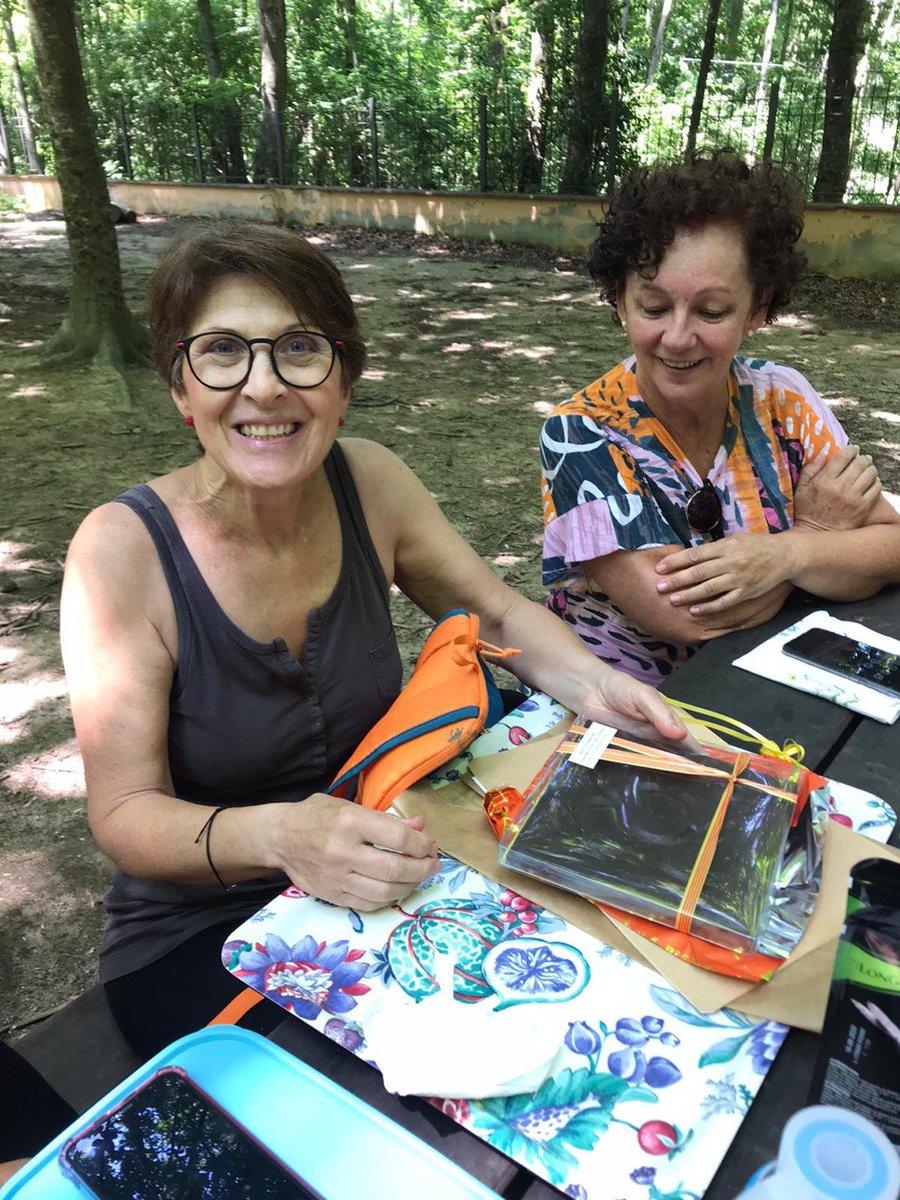 afa_catalunya's tweet photo. Un comiat  especial amb les companyes amb qui la nostra bibliotecària  ha compartit tants anys. La Dolors s'ha jubilat després d'inspirar, recomenar i cuidar els nostres nens i nenes de l'@EscolaCatalunya des de la @BibCatalunya que tant estima. Et trobarem a faltar Dolors! 😘 https://t.co/uDtHSn1a4u
