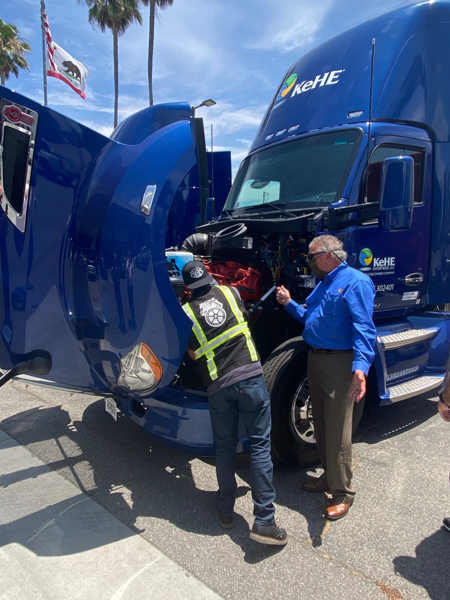 ce_renewables's tweet photo. Winding down several days of TouchPoint training with @KeHEUS technicians to ensure they have a successful natural gas vehicle launch. https://t.co/csLYDyPTpo https://t.co/ArAeMwMywO