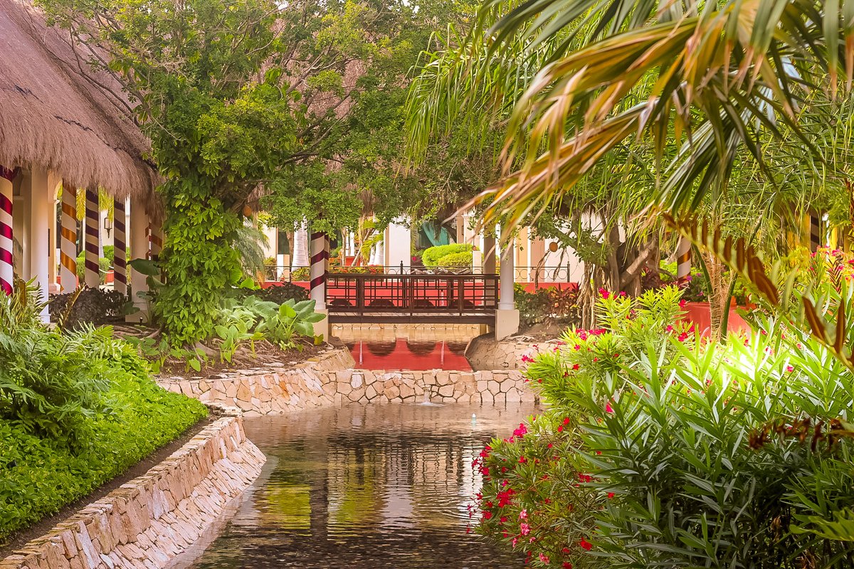 Valentinhotels's tweet photo. It’s important to recognize the wonderful work of these hard-working guys:  Thank you, gardeners, 🌺for maintaining our beautiful 🌴and impeccable 🌳grounds👏🏻 . #ValentinExperiences #stayvalentin #ValentinCares https://t.co/FxxGue9nll