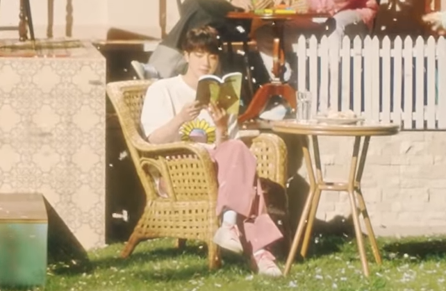 This reminds me of last year's Festa and Epiphany of course... Jin, what are you reading and learning in that Shakespeare book? That magic does not solve everything? That illusions eventually disappear or that everything is but a dream? @BTS_twt