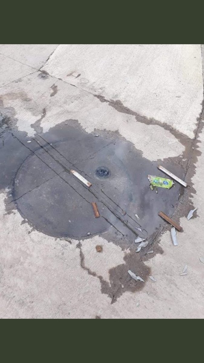 KarismeD's tweet photo. @SMAPA_MAIPU hace más de una semana estoy soportando el mal olor que emana desde una cámara de desagüe frente a la casa además escurre agua servida que pisan al cruzar la calle, me da miedo que pueda esta agua contener covid-19 , tengo dos hijos pequeños, porfavor vengan a ver!! https://t.co/R29m0KfuQG